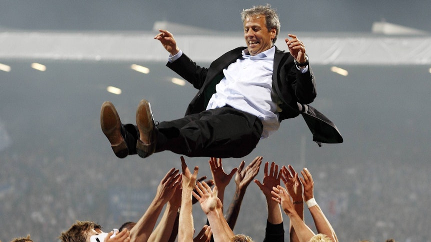 Am 25. Mai 2011 lassen die Spieler von Borussia Mönchengladbach in Bochum Lucien Favre hochleben. Der Trainer hatte die Fohlen-Elf in der Relegation zum Klassenerhalt gegen den damaligen Zweitligisten VfL Bochum geführt. Favre wirft in die Luft geworfen und von den Spielern wieder aufgefangen.