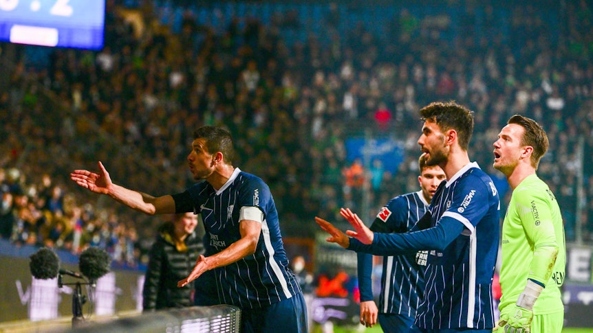 Bochumer Spieler beschweren sich bei den Fans auf der Gegentribüne nach dem Spielabbruch gegen Borussia Mönchengladbach am Freitagabend (18. März 2022).