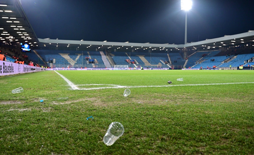 Ein Bierbecher liegt am Spielfeldrand. Dieses Symbolfoto aus dem Ruhrstadion ist am 18. März 2022 nach dem Spielabbruch im Bundesliga-Duell zwischen dem VfL Bochum und Borussia Mönchengladbach entstanden. Ein Bierbecher liegt an der Eckfahne. Der Becher liegt an der Eckfahne.
