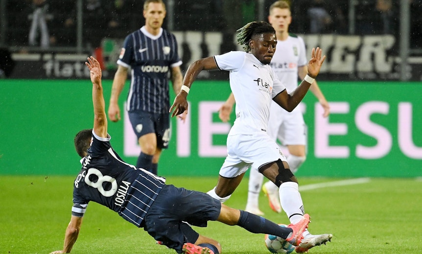 Mittelfeldspieler Manu Kone (r.) von Borussia Mönchengladbach im Bundesliga-Duell mit Anthony Losilla (l.) vom VfL Bochum am 31. Oktober 2021 im Borussia-Park. Kone behauptet den Ball.