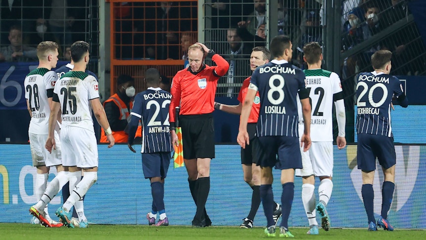 Schiedsrichter Assistent Christian Gittelmann, der beim Bundesliga-Spiel Borussia Mönchengladbach gegen den VfL Bochum von einem Becher getroffen wurde.