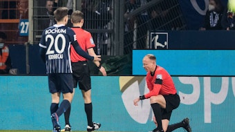 Schiedsrichter-Assistent Christian Gittelmann (r.), der beim Bundesliga-Spiel zwischen dem VfL Bochum und Borussia Mönchengladbach am 18. März 2022 von einem Becher getroffen wurde.