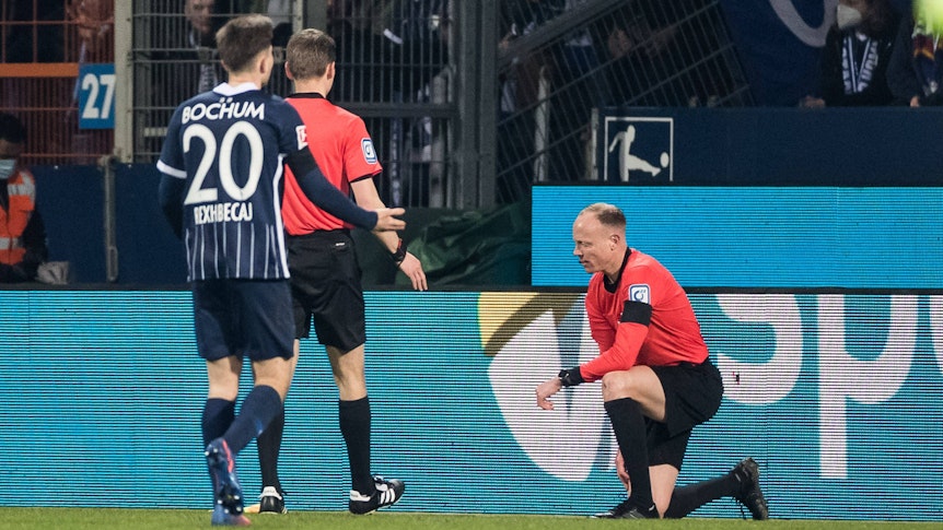 Schiedsrichter-Assistent Christian Gittelmann (r.), der beim Bundesliga-Spiel zwischen dem VfL Bochum und Borussia Mönchengladbach am 18. März 2022 von einem Becher getroffen wurde.