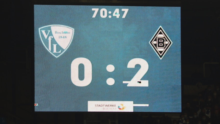 Die Anzeigetafel in Bochumer Ruhrstadion während des abgebrochenen Bundesliga-Duells zwischen dem VfL Bochum und Borussia Mönchengladbach am 18. März 2022. Die Videowand zeigt den Spielstand 2:0 für Gladbach an.