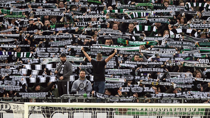 Fans von Borussia Mönchengladbach in der Nordkurve beim Spiel gegen die SpVgg Greuther Fürth am 20 November 2021