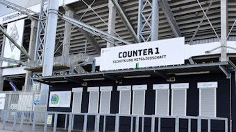 Der Ticket-Vorverkauf für die Bundesliga-Partie von Borussia Mönchengladbach gegen Mainz 05 ist gestartet. Hier ist ein Ticketschalter am Borussia-Park zu sehen.
