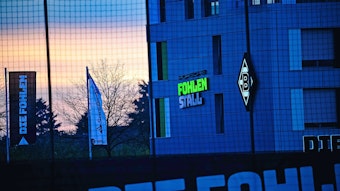 Der „Porsche Fohlenstall“ im Borussia-Park, in dem das Internat des Nachwuchsleistungszentrums von Borussia Mönchengladbach untergebracht ist. Das Foto stammt vom 24. November 2020.
