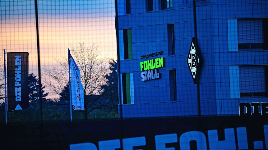 Der Fohlen-Stall im Borussia-Park, die Jugendakademie von Fußball-Bundesligist Borussia Mönchengladbach. Auf diesem Foto am 24. November 2020 zu sehen. Die Sonne geht unter und die Gladbach-Logos leuchten in der Abenddämmerung.
