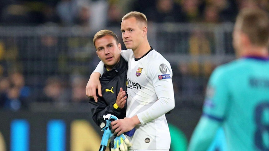 Der gebürtige Mönchengladbacher und Barcelona-Keeper Marc-André ter Stegen (r.) mit Mario Götze (l., PSV Eindhoven) am 17. September 2019 in Dortmund. Die Spieler umarmen sich.
