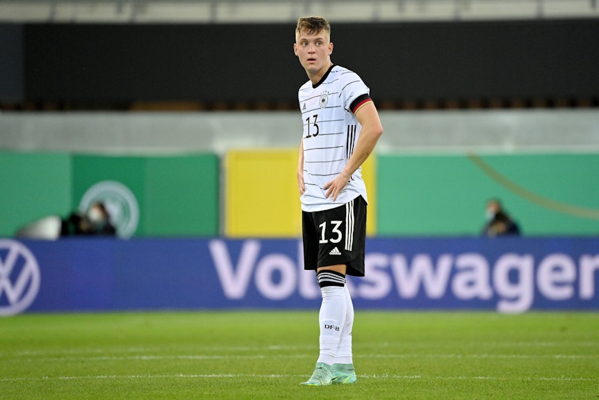 Luca Netz von Borussia Mönchengladbach, im Dress der DFB-Elf im Spiel gegen die U21 Israels in der Benteler Arena (7. Oktober 2021). Netz hat die Hände in den Hüften.