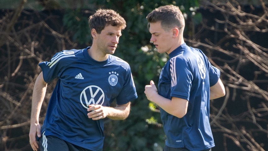 Thomas Müller (l) und Matthias Ginter trainieren.