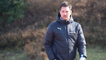 Das ist der neue Mann für den Nachwuchs! Mirko Sandmöller, der neue NLZ-Direktor von Borussia Mönchengladbach, packt in Zukunft das Projekt Talententwicklung im Fohlenstall an. Das Foto zeigt Sandmöller vor der Regionalliga-West Partie gegen TSV Alemannia Aachen (5. März 2022) im Grenzlandstadion.