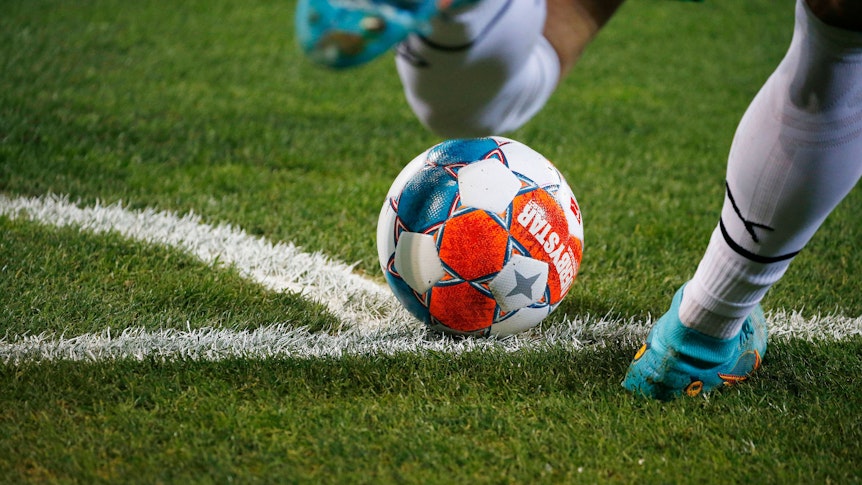Die Deutsche Fußball Liga (DFL) hat am Donnerstag (24. März 2022) die genauen Termine für die restlichen Spieltage in der Fußball-Bundesliga offiziell gemacht. Der offizielle Spielball von Derbystar liegt an der Spielfeldmarkierung zur Ausführung eines Eckballs bereit im Gladbacher Borussia-Park am 19. März 2022.