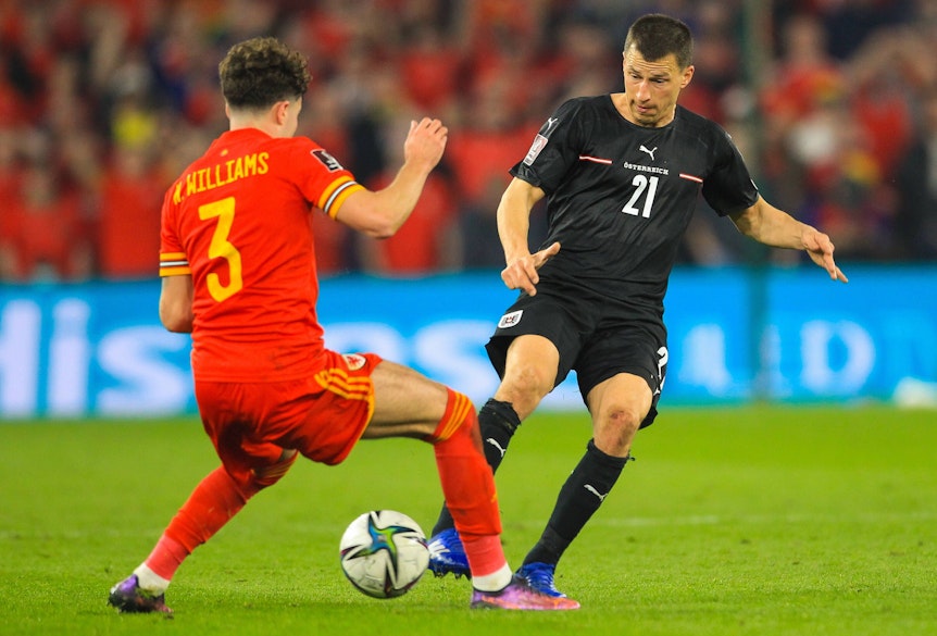 Gladbach-Profi Stefan Lainer (r.) hat mit Österreich im Duell (24. März 2022) gegen Wales die WM-Teilnahme verpasst. In dieser Szene ist der Verteidiger im Zweikampf mit Neco Williams (l.) zu sehen. Lainer spielt den Ball.