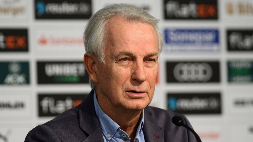 Rainer Bonhof, Vizepräsident von Borussia Mönchengladbach, hier zu sehen am 15. Februar 2022 während einer Pressekonferenz im Borussia-Park. Bonhof spricht in ein Mikrofon.