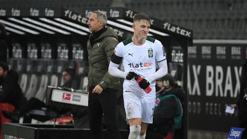 Borussia Mönchengladbachs Spieler Luca Netz (r.) und sein Trainer Adi Hütter (l.) während einer Bundesligapartie am 22. Januar 2022.