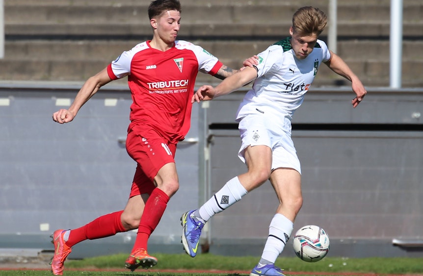 Jan Bach (l.) im Duell mit Gladbach-Spieler Michael Wentzl in der Partie Borussia Mönchengladbach gegen FC Wegberg-Beeck am 26. März 2022.
