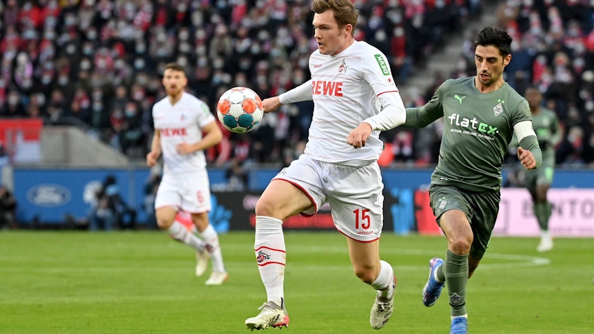 Im Hinspiel oft zweiter Sieger. Luca Kilian (l.) gewinnt den Zweikampf gegen Lars Stindl (r.). Aufgenommen während des Bundesliga-Derbys zwischen dem 1. FC Köln und Borussia Mönchengladbach am 27 November 2021.