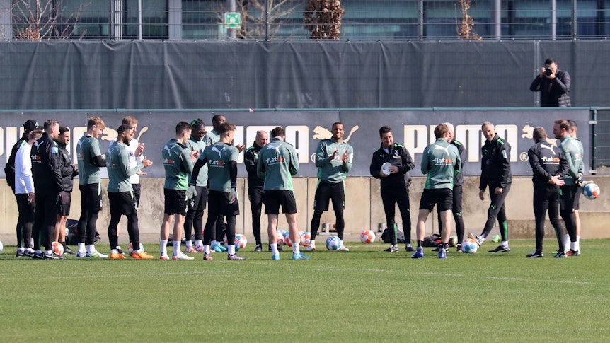 Am Dienstag (29. März 2022) startet das Team von Borussia Mönchengladbach in die neue Trainingswoche. Das Foto zeigt die Gruppe am 22. März bei einer Einheit im Borussia-Park.