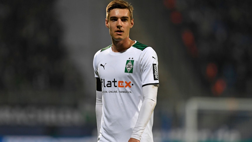 Florian Neuhaus von Borussia Mönchengladbach, hier am 18. März 2022 beim Auswärtsspiel in Bochum, schaut laufend in die Kamera.