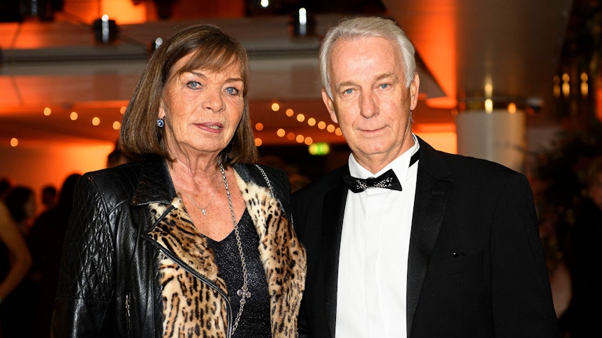 Rainer Bonhof (r.) mit seiner Ehefrau Roswitha (l.) beim Sportpresseball am 6. November 2021 in Frankfurt.