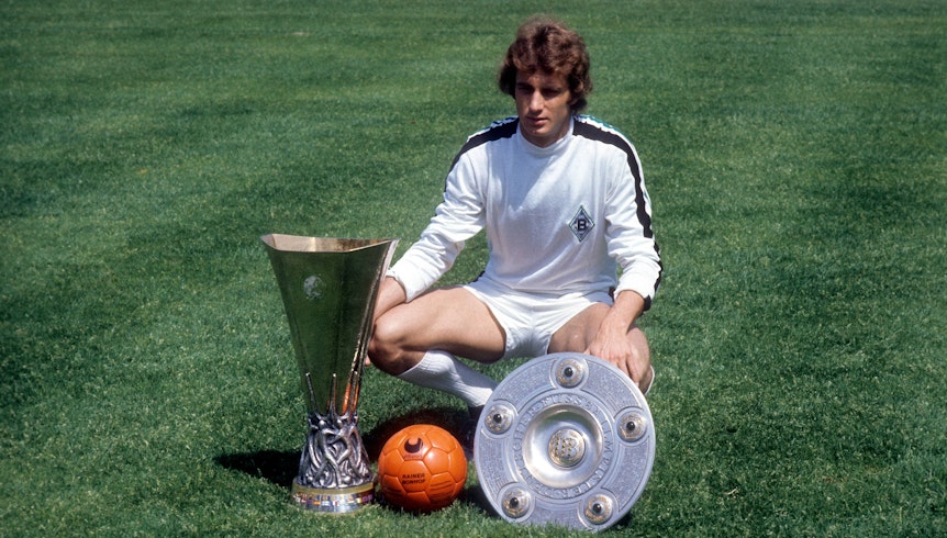 Rainer Bonhof als Spieler von Borussia Mönchengladbach mit der Meisterschale und dem UEFA-Pokal am 20. Juni 1975 auf dem Rasen des Bökelberg-Stadions.