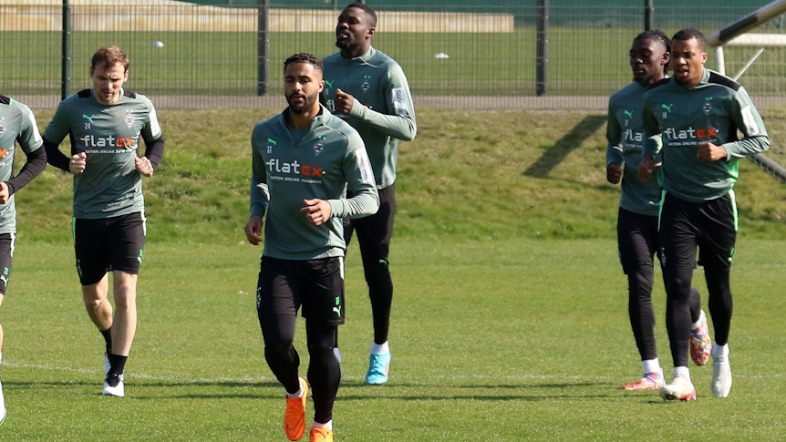 Tony Jantschke, Keanan Bennetts, Marcus Thuram, Manu Koné und Alassane Plea joggen am 22. März 2022 über den Trainingsplatz im Borussia-Park.