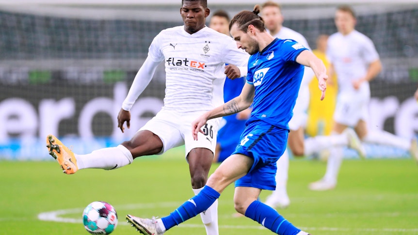 Seit 2017 trug Ex-Borusse Havard Nordtveit (r.) das Trikot der TSG Hoffenheim. Im Sommer 2022 wird er die Kraichgauer verlassen. Das Foto zeigt ihn am 19. Dezember 2020 im Zweikampf mit Breel Embolo (l.) von Borussia Mönchengladbach.