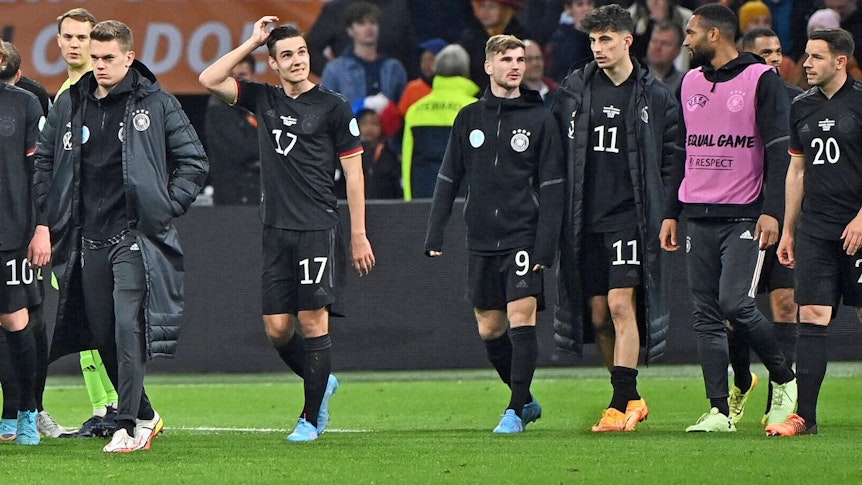 Die Gladbach-Spieler Matthias Ginter (l.) und Florian Neuhaus (2.v.l.) im Kreise der deutschen Nationalspieler nach dem 1:1 im Länderspiel (29. März 2022) gegen die Niederlande in der Amsterdam-Arena. Ginter schaut enttäuscht nach vorne.