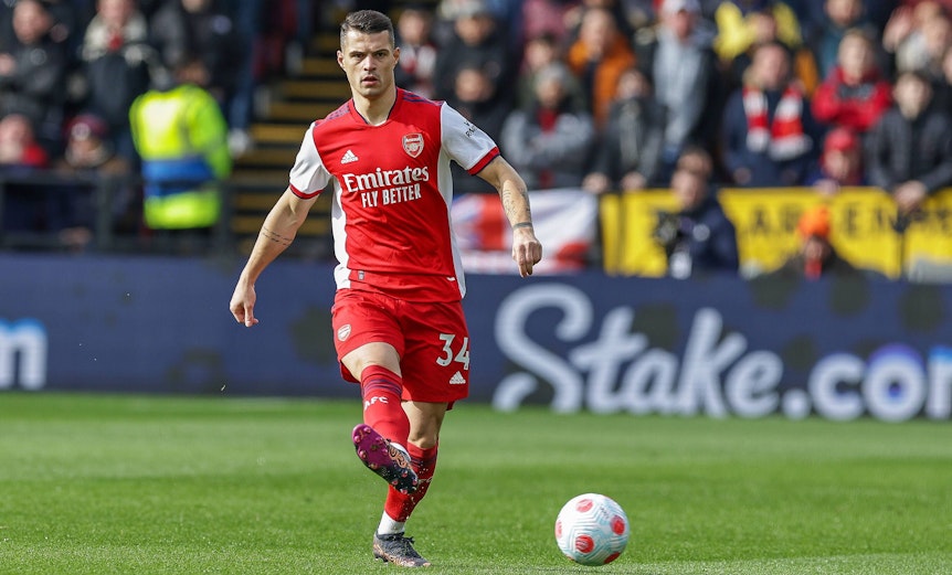 Granit Xhaka im Trikot des FC Arsenal London während der Premier-League-Partie gegen Watford am 6. März 2022. Xhaka spielt ein Pass.