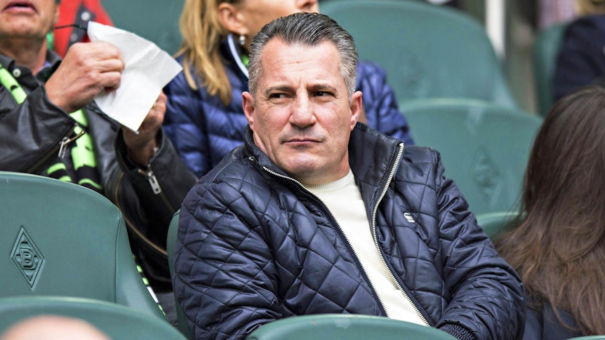 Ragip Xhaka, Vater von Ex-Gladbach-Kapitän Granit Xhaka, am 3. April 2016 im Borussia-Park. Er schaut von der Tribüne aus auf das Geschehen im Stadion.