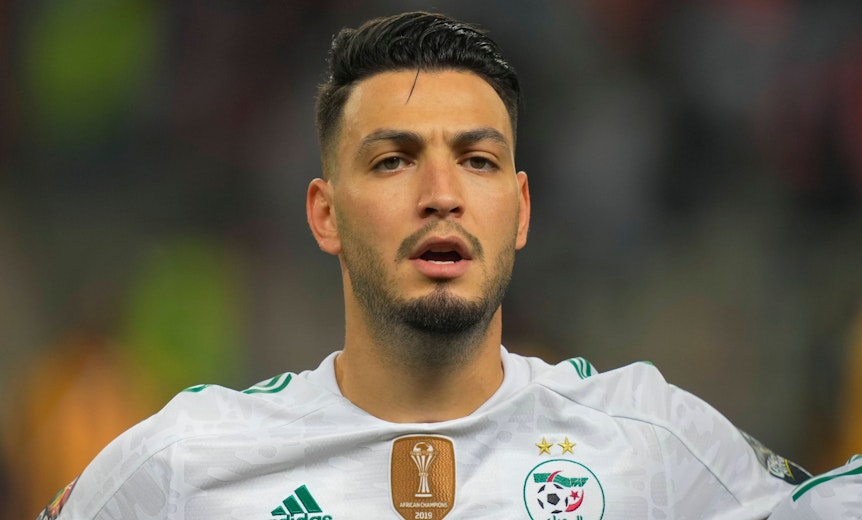 Gladbach-Profi Ramy Bensebaini, hier zu sehen am 16. Januar 2022, hat mit Algerien das Ticket zur Weltmeisterschaft in Katar verpasst. Bensebaini singt die Nationalhymne.