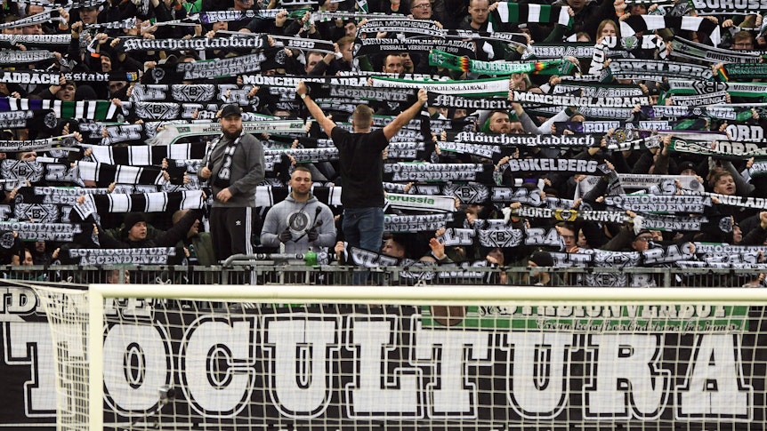 Fans in der Nordkurve im Gladbacher Borussia-Park am 20. November 2021. Die Gladbach-Fans halten ihre Schals hoch.