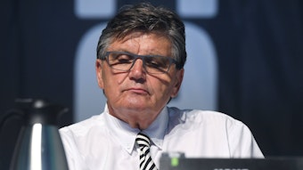 Hans Meyer, Präsidiumsmitglied von Borussia Mönchengladbach, hier zu sehen bei der Mitgliederversammlung am 10. August 2021 im Borussia-Park. Meyer schaut nach unten.