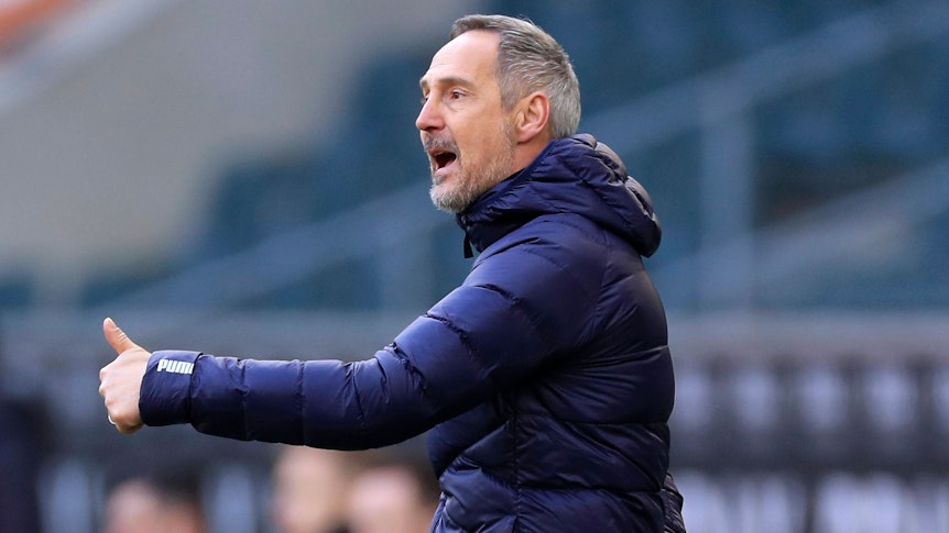 Adi Hütter, Cheftrainer von Fußball-Bundesligist Borussia Mönchengladbach. Dieses Bild zeigt den Österreicher am 26. Februar 2022 im Borussia-Park. Hütter macht eine Geste mit der rechten Hand.