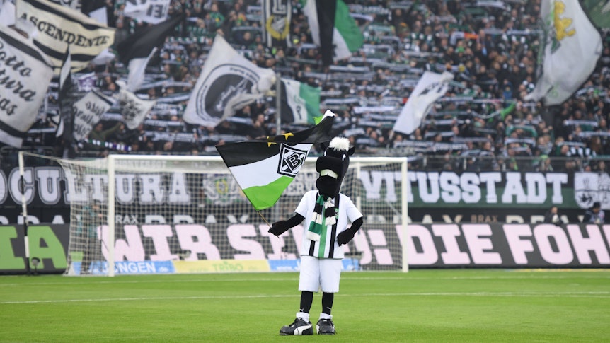Borussia-Maskottchen Jünter am 25. März 2022 beim Heimspiel gegen Mainz 05.