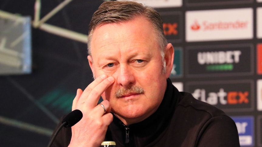 Gladbach-Manager Roland Virkus, hier zu sehen während einer Pressekonferenz am 1. April 2022 im Borussia-Park. Virkus schaut in den Presseraum.