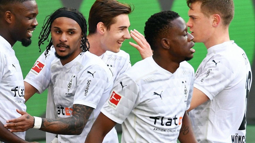 Marcus Thuram (l.), Valentino Lazaro (2.v.l.), Florian Neuhaus (Mitte), Denis Zakaria (2. v. r.) und Matthias Ginter (r.) beim Torjubel am 25. April 2021.
