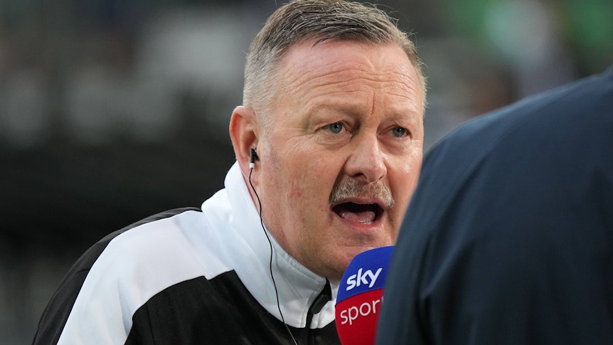 Roland Virkus, Sportdirektor von Borussia Mönchengladbach, hat in einem Interview die Ablösen im Jugendfußball kritisiert. Das Foto zeigt ihn am 12. März beim Spiel gegen Hertha BSC an der Seitenlinie in einem Gespräch mit „Sky“.