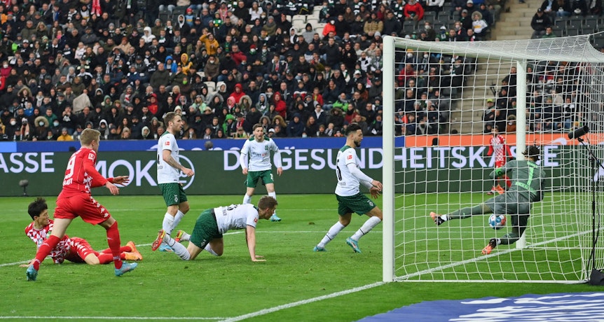 Borussia Mönchengladbach hat am Sonntag (3. April 2022) 1:1 gegen Mainz 05 gespielt. Das Foto zeigt Keeper Yann Sommer beim Klären einer Großchance der Gäste.