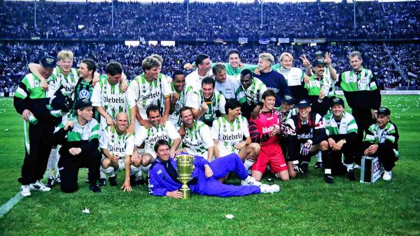 Die DFB-Pokalsieger von Borussia Mönchengladbach am 24. Juni 1995 im Berliner Olympiastadion. Die Fohlen hatten sich im Finale gegen Wolfsburg zuvor durchgesetzt.