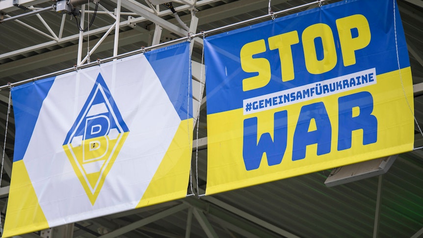Zwei Transparente in Ukrainefarben am Dach des Borussia-Parks beim Heimspiel zwischen Borussia Mönchengladbach und Mainz 05 am 3. April 2022.