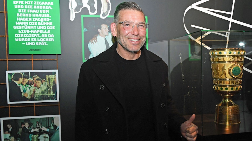 Uwe Kamps und der DFB-Pokal am 3. April 2022 in der Fohlenwelt im Borussia-Park. Kamps macht eine Geste.