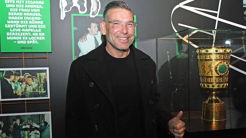 Uwe Kamps und der DFB-Pokal am 3. April 2022 in der Fohlenwelt im Borussia-Park. Kamps macht eine Geste mit dem Daumen.