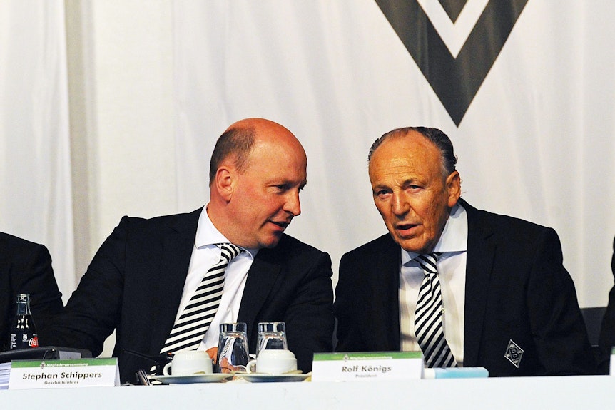 Finanzboss Stephan Schippers (l.) und Präsident Rolf Königs von Fußball-Bundesligist Borussia Mönchengladbach am 16. April 2018 im Borussia-Park. Beide sprechen miteinander.