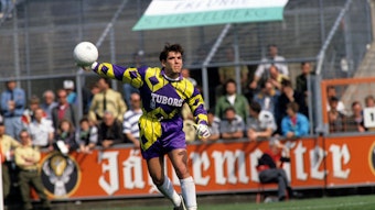 Torhüter Uwe Kamps im Trikot von Borussia Mönchengladbach 1992 auf dem Bökelberg. Kamps wirft den Ball zum Mitspieler.