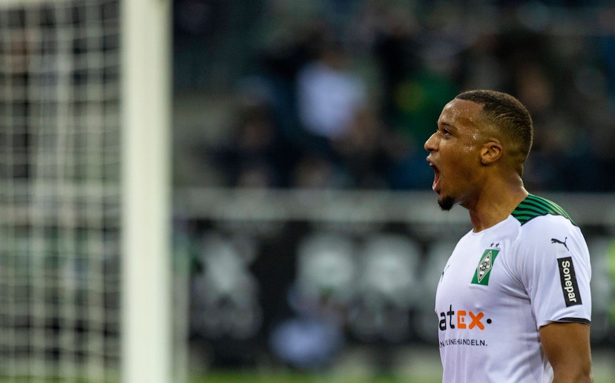 So sollen die Bilder dann am Besten aussehen. Borussia Mönchengladbach-Stürmer Alassane Plea bejubelt seinen Treffer aus dem Hinspiel gegen Fürth (20. November 2021).