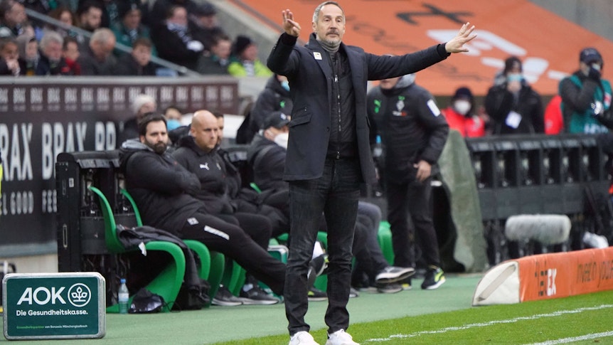 Adi Hütter, Chefcoach von Borussia Mönchengladbach, hat jede Menge personelle Möglichkeiten für die Partie in Fürth. Hier dirigiert er die Spieler auf dem Feld gegen Mainz 05 am 3. April 2022.