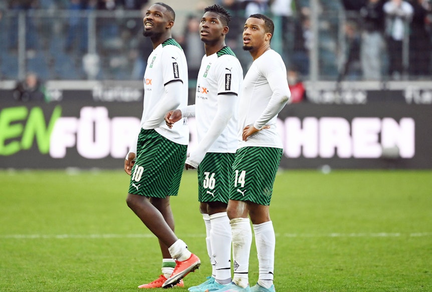 Die Gladbach-Stürmer Marcus Thuram, Breel Embolo und Alassane Plea (v.l.n.r.). Auf diesem Foto sind die drei Borussen-Profis am 26. Februar 2022 zu sehen. Sie schauen Richtung Tribüne.
