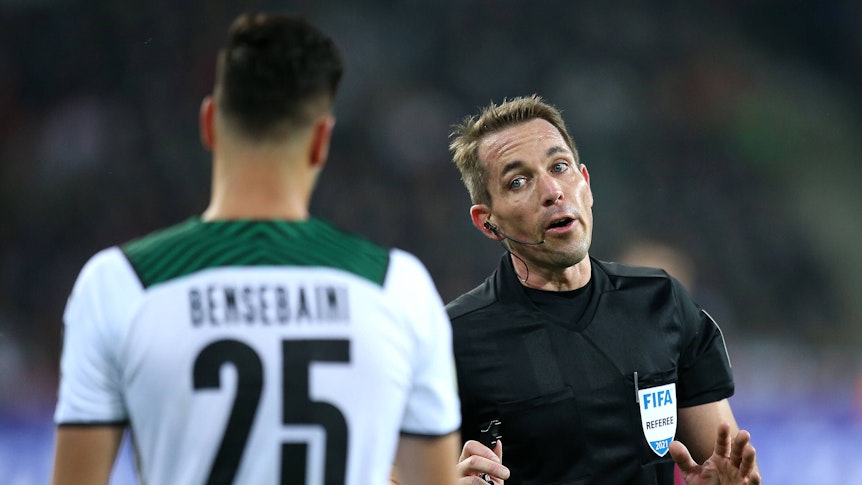 Schiedsrichter Tobias Stieler leitet am heutigen Samstag (9. April 2022) die Bundesliga-Partie zwischen Greuther Fürth und Borussia Mönchengladbach. Auf diesem Foto ist der Unparteiische am 27. Oktober 2021 im Borussia-Park zu sehen. Stieler spricht mit Bensebaini.